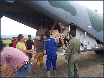Navship assists with unloading of planes